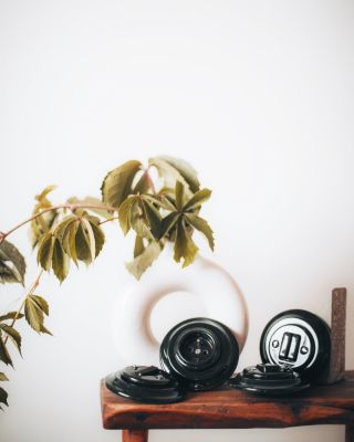 „Detaily, na kterých záleží. ⚫✨ Porcelánové černé vypínače dodávají interiéru nadčasovou eleganci a jemný retro nádech....