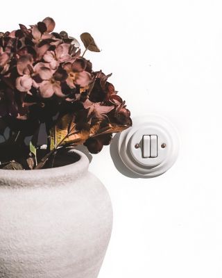 Keramický vypínač v elegantním retro stylu – dokonalý detail pro váš interiér. Nadčasový design, který spojuje krásu a...