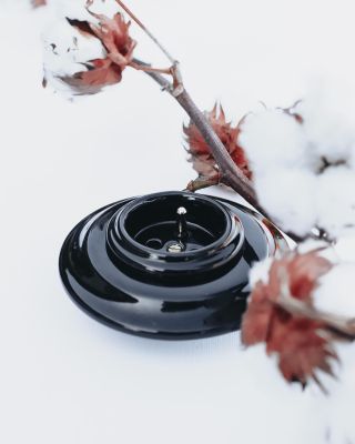 “Minimalismus v detailu. Černý porcelánový vypínač v kombinaci s přírodní bavlnou – kontrast elegance a jemnosti. ✨ Která...